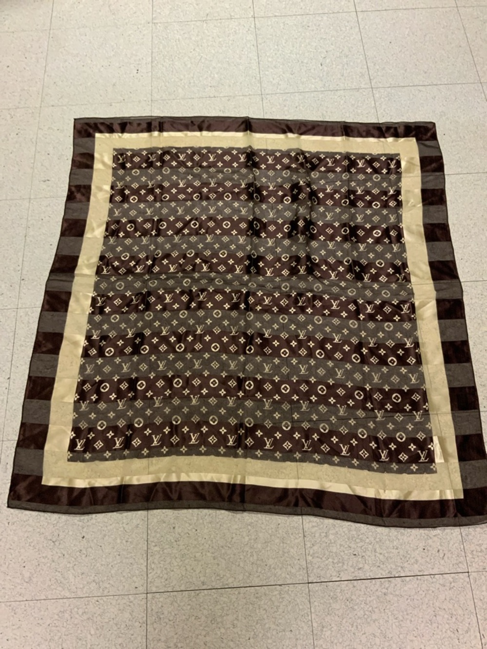 LV silk scarf.  Barely used. Dimensions 38.5”X38.5”. Reasonable offers pls. - Picture 2 of 6